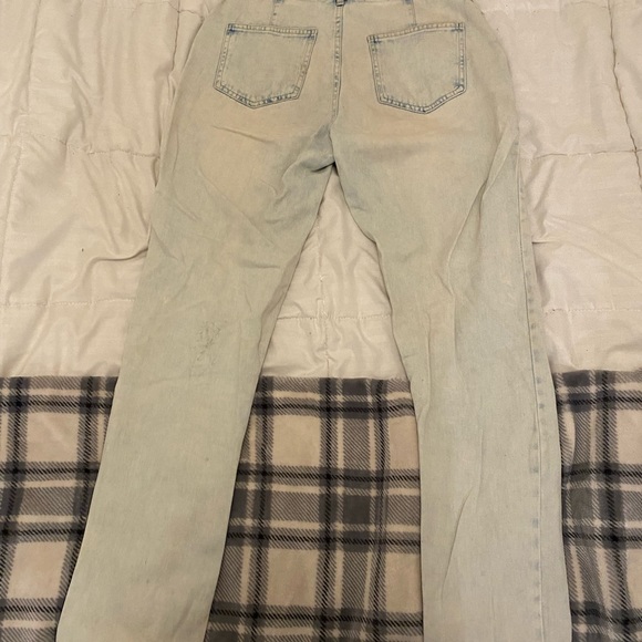 Selling these light washed jeans fit great, comfortable - Picture 2 of 2